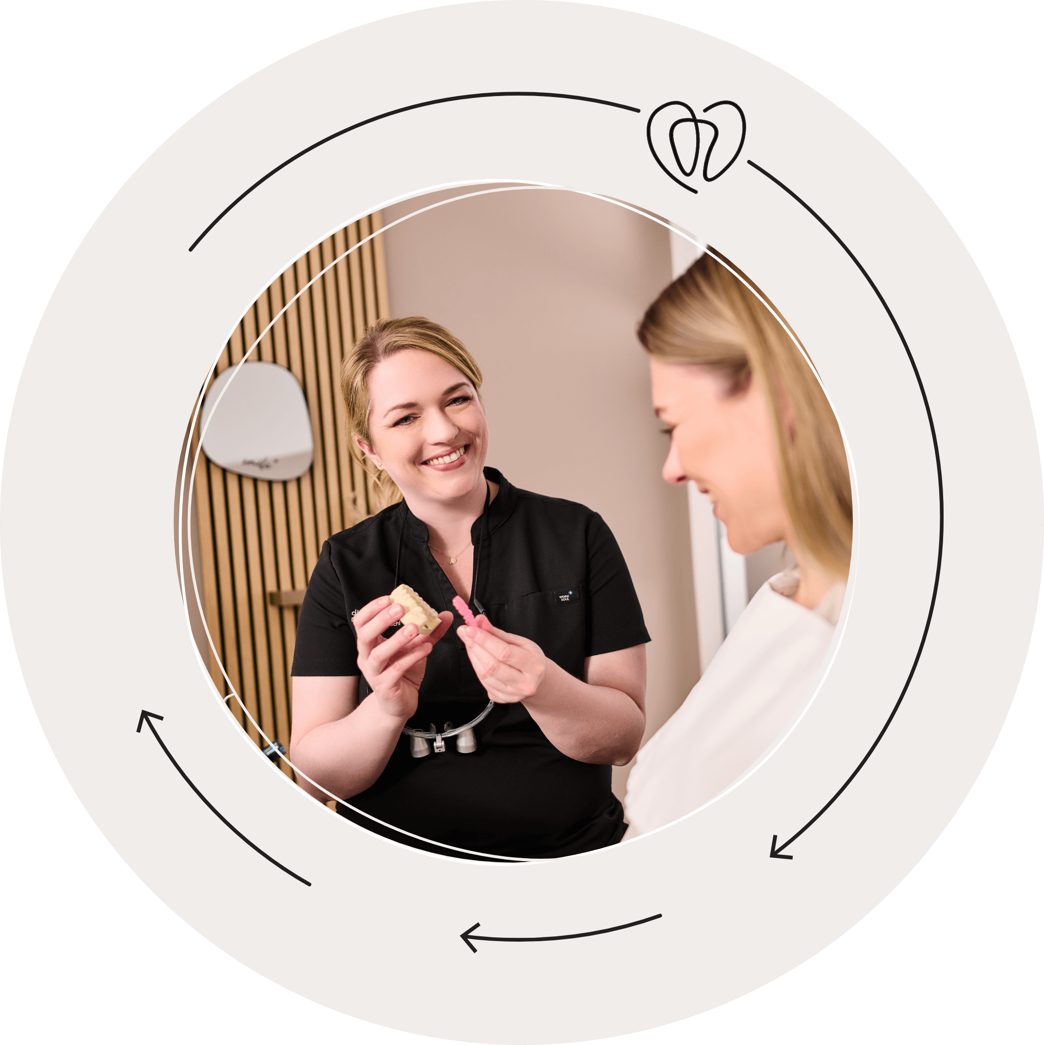 In ihrer Zahnarztpraxis zahnlieblinge befindet Zahnärztin Dr. Daniela Reuschl sich mit einer Patientin in einem Beratungsgespräch