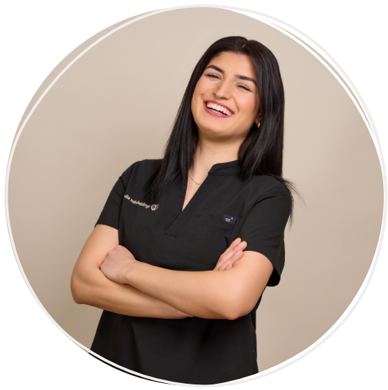 Esma Sahiner, Zahnmedizinische Fachangestellte der Zahnarztpraxis zahnlieblinge in Nürnberg, lacht mit verschränkten Armen herzlich in die Kamera